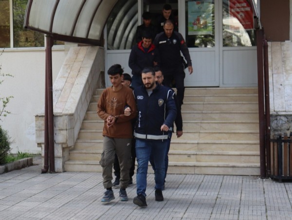 Amasya'da şüpheli otomobilde 6 göçmen yakalandı