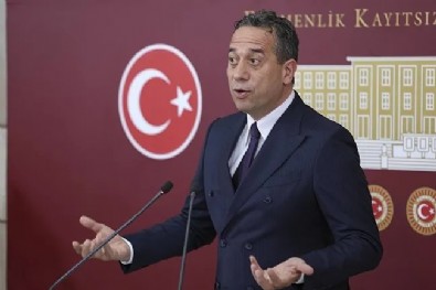 CHP’li Ali Mahir Başarır’dan skandal paylaşım: İstanbul Üniversitesi kapısındaki Fetih Suresi ile Abdülaziz'in Tuğrası'nı sildi!