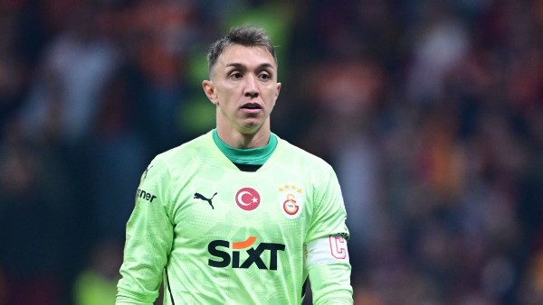 Fernando Muslera ülkesine dönüyor