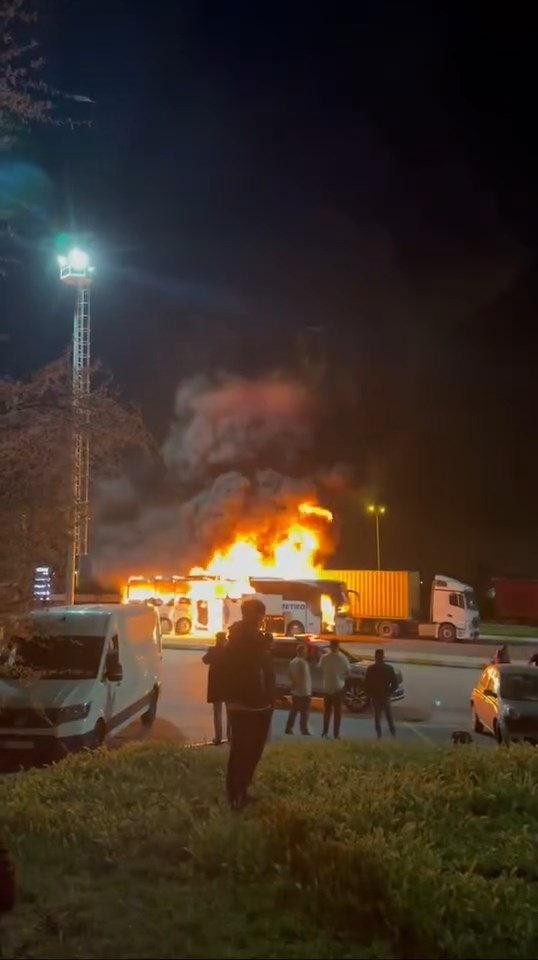Yolcu otobüsü alev alev yandı