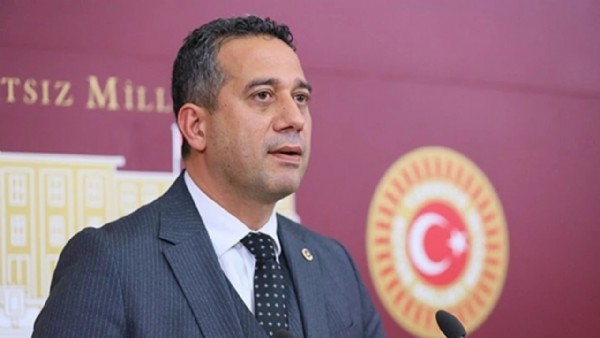 CHP’li Ali Mahir Başarır’dan skandal paylaşım: İstanbul Üniversitesi kapısındaki Fetih Suresi ile Abdülaziz'in Tuğrası'nı sildi!