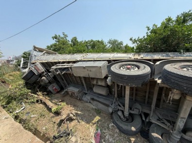 Adana'da kamyona çarpan tır zincirleme kazaya sebep oldu