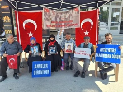 Muş'ta evlatlarına kavuşmak isteyen aileler DEM Parti önündeki eylemlerini sürdürdü Haberi