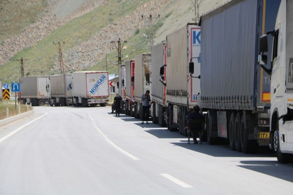 Hakkari'de İran'a açılan sınır kapısında tır kuyruğu
