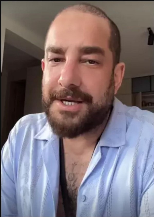 Protez saçını çıkardı