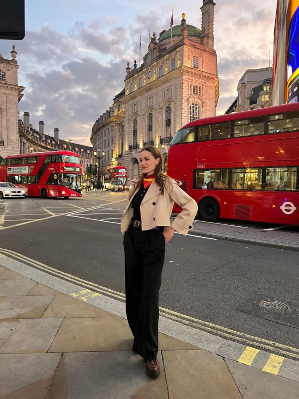 Oyuncu Fahriye Evcen'den Londra paylaşımı