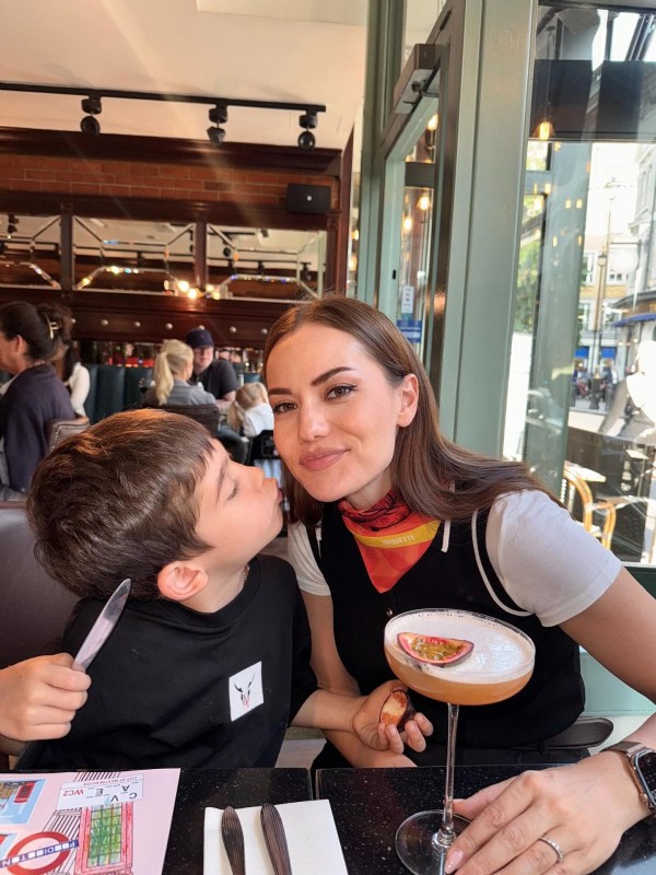 Oyuncu Fahriye Evcen'den Londra paylaşımı