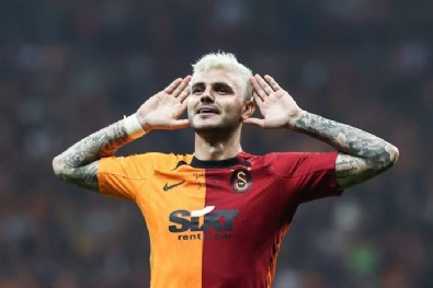 Galatasaraylı Mauro Icardi tatilde aşka geldi! Sevgilisini öpmeye doyamadı