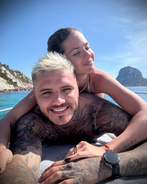 Galatasaraylı Mauro Icardi tatilde aşka geldi! Sevgilisini öpmeye doyamadı