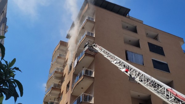 Aydın'da 7 katlı apartmanda yangın