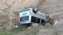 Kamyonet dereye uçtu! Yaralılar var Haberi