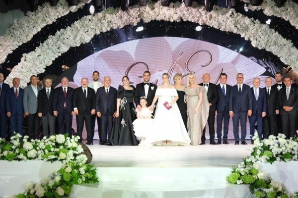 Sinan Engin'in kızı, görkemli bir düğünle evlendi! O isimler de organizasyon da yer aldı