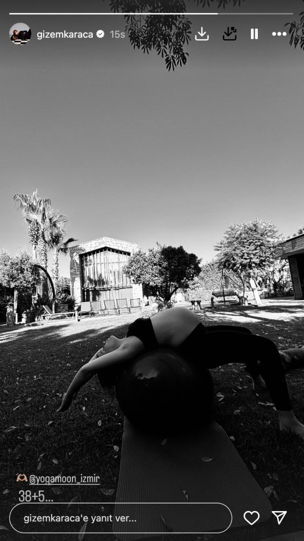 Oyuncu Gizem Karaca'dan yoga pozu