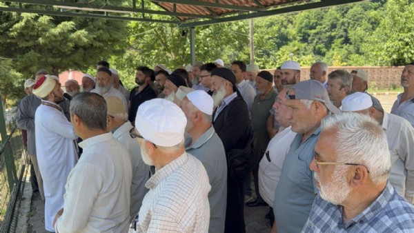 Köylüleri endişe kapladı! Meydanda toplanıp dua ettiler