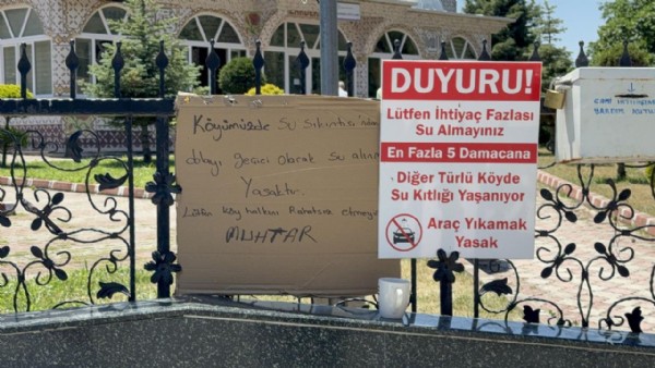 Köylüleri endişe kapladı! Meydanda toplanıp dua ettiler