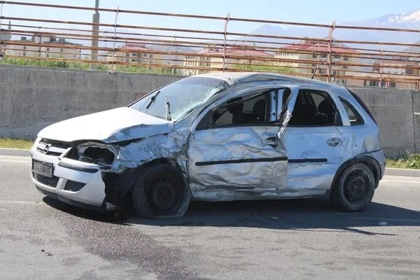 Direksiyon hakimiyetini kaybeden hamile sürücü direğe çarptı: Kendisi ve bebeği hayatını kaybetti