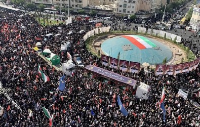 İran siyaha büründü! Yüz binler akın etti