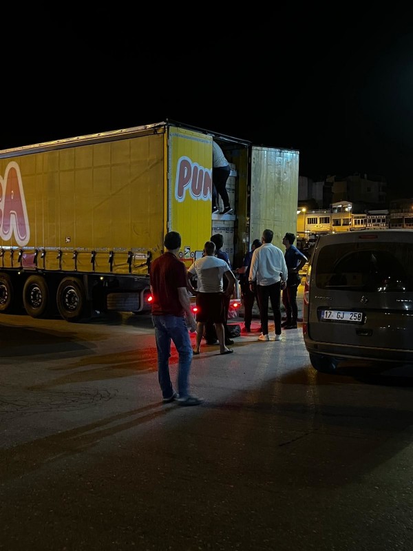 Çanakkale'de kaçak göçmenler tırın dorsesinde yakalandı