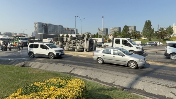 Bahçelievler'de beton mikseri devrildi: Yan yol trafiğe kapandı