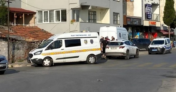 İzmir'de dehşete düşüren olay! Tartıştığı karı kocayı silahla vurdu