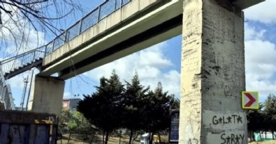 CHP'li belediyede bakım skandalı! Köprünün altından geçenler tedirgin oluyor