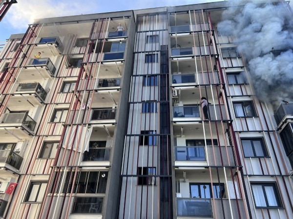 Çanakkale'de apartman yangını: 10 kişi dumandan etkilendi