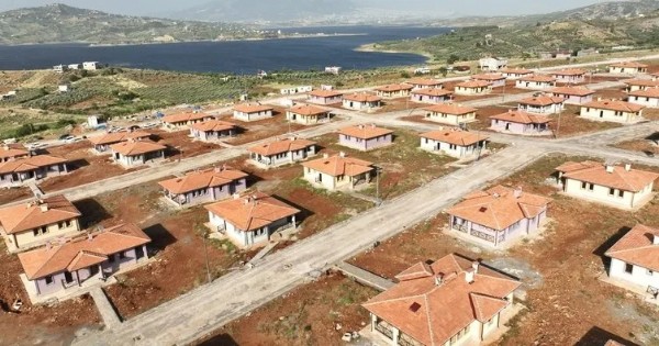 Kahramanmaraş’ta depremzedelere göl manzaralı köy evi: Devletimiz bize çifte bayram yaşattı