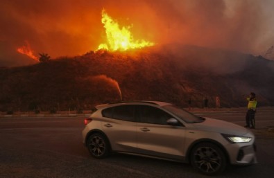 İzmir'de yangın 3. gününde! Alevler yerleşim yerlerine sıçradı: Havadan ve karadan müdahale ediliyor
