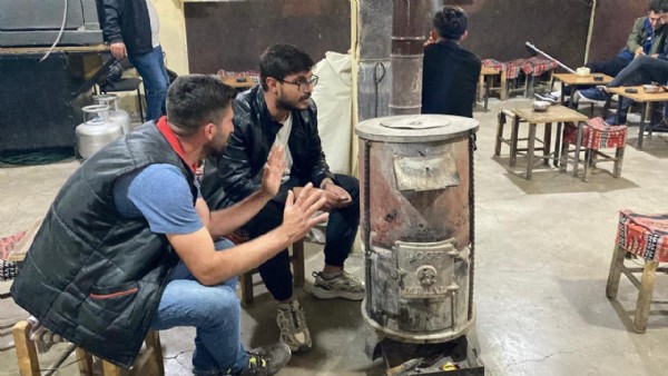 Oraya kış yeniden geldi! Sobaları kurdular