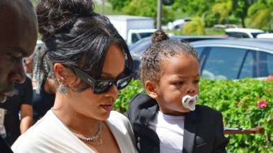 Rihanna babasının cenazesinde Haberi