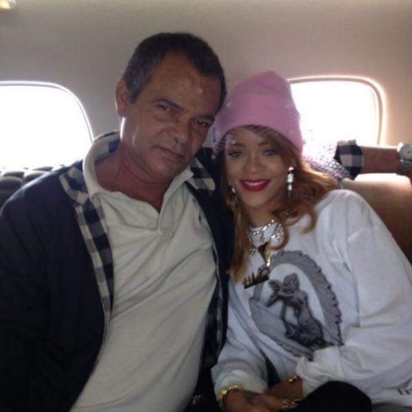 Rihanna babasının cenazesinde