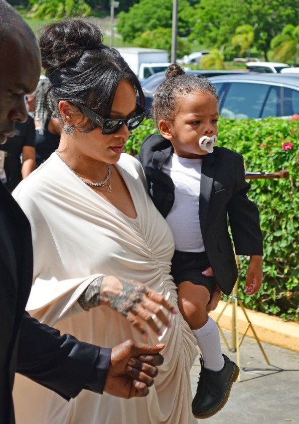 Rihanna babasının cenazesinde