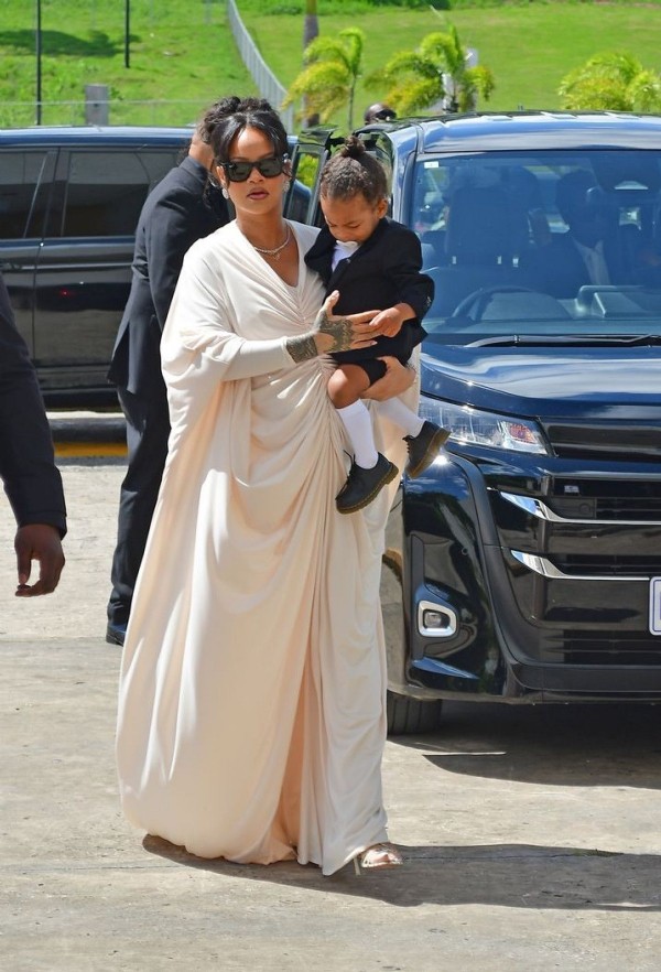 Rihanna babasının cenazesinde