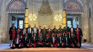 İstanbul Üniversitesi Hukuk Fakültesi öğrencileri mezuniyet törenlerini Şehzadebaşı Camii'nde gerçekleştirdi