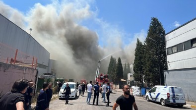 Kocaeli'de plastik fabrikasında yangın