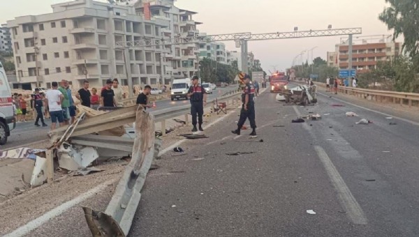 Kontrolünü kaybedip, bariyerlere girdi! Ölü ve yaralı var