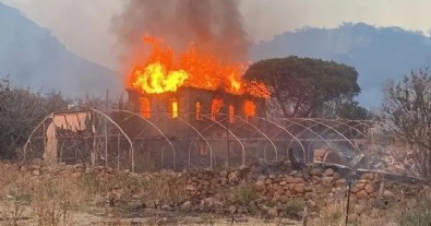 Çanakkale’de alevler 19 saattir sürüyor! Tarihi cami ve mezarlar zarar gördü