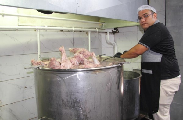 Bu yemeğin sofraya gelmesi 12 saat! Adeta vitamin deposu...