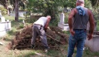 Ağabeyinin mezarında buldu! Hayatının şokunu yaşadı
