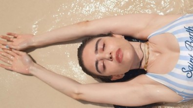 Özge Gürel tatile çıktı