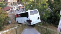Maltepe'de feci kaza! Servis minibüsü şarampole uçtu Haberi