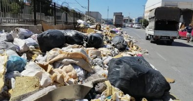CHP'li İzmir'de pes dedirten görüntü! Vatandaşlar şehrin göbeğinde oluşan çöp dağlarına isyan etti!