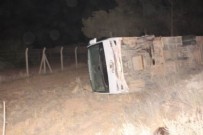 Eşeğe çarpan servis devrildi! Yaralılar var Haberi