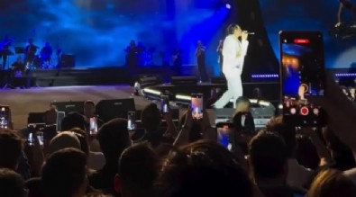 Şarkı söylerken yere düştü