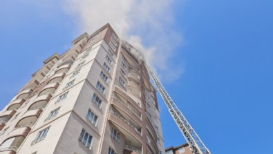 Kayseri'de 14 katlı bir binada yangın