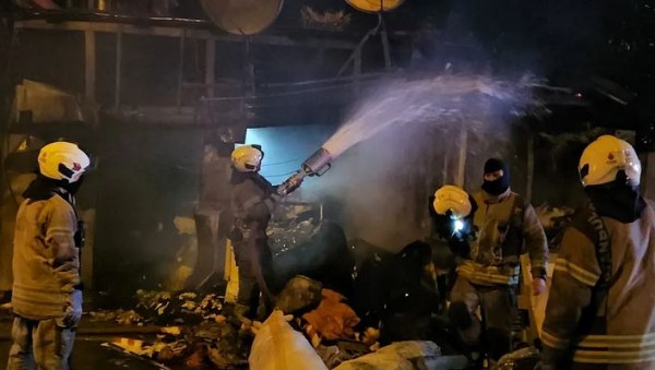 İstanbul'da korkutan yangın: Alevlere teslim oldu
