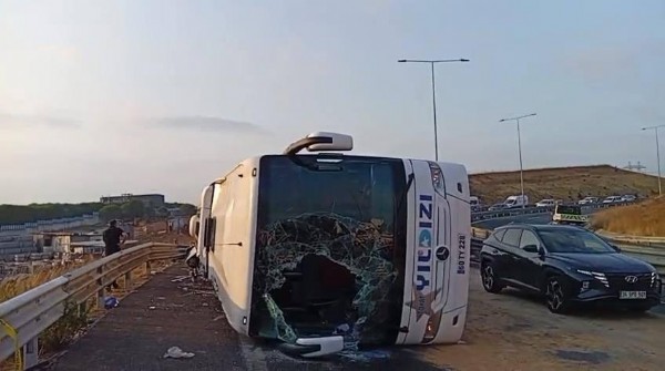 İstanbul'da feci kaza! Yolcu otobüsü devrildi