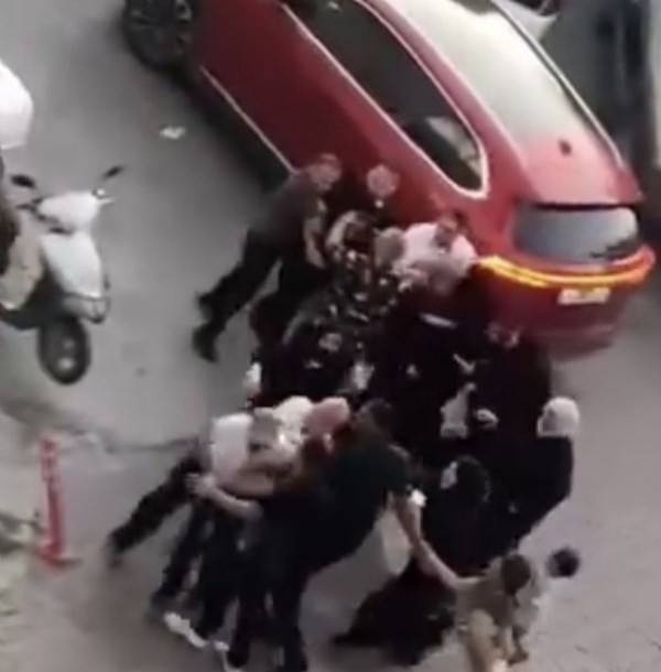 İstanbul'da otopark krizi! Sokak ortasında kavga ettiler