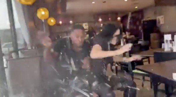 Yemek keyfi kabusa döndü! Restorana araç daldı