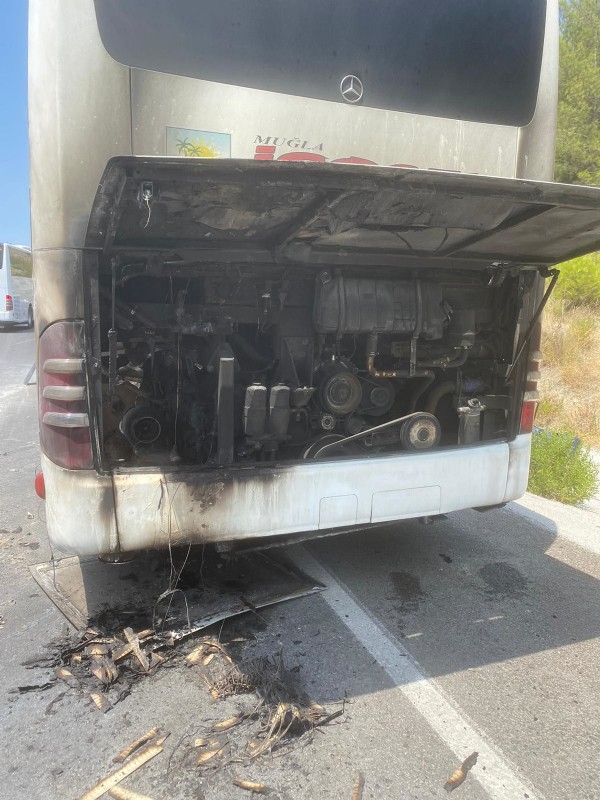 Otobüs yolculuğu kabusa döndü! Yangın çıktı